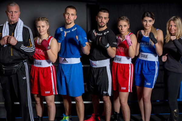 Boxerinnen und Boxer des FSC Dachau im Ring