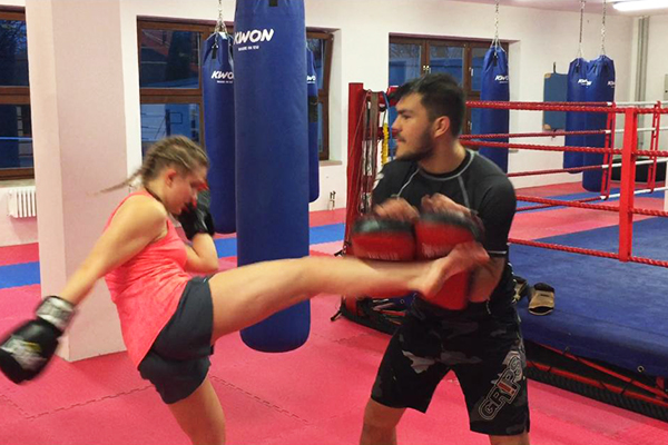 Thai-Boxtraining am Schlagpolster